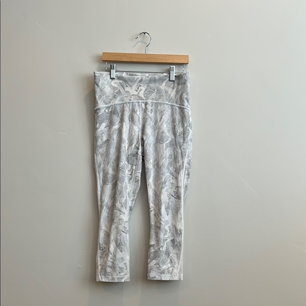 Lululemon Athletica White and Gray Leaf Print Leggings. Size 8.